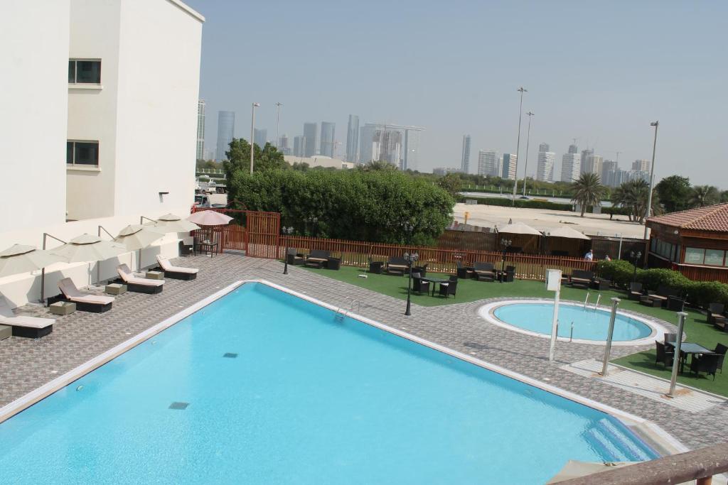 阿布扎比Villaggio Hotel Abu Dhabi的建筑物屋顶上的游泳池