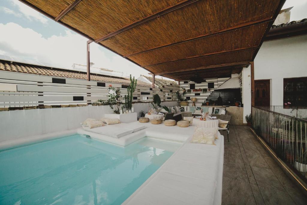 科尔多瓦沁园珀萨德罗精品酒店的一个带沙发和桌椅的游泳池