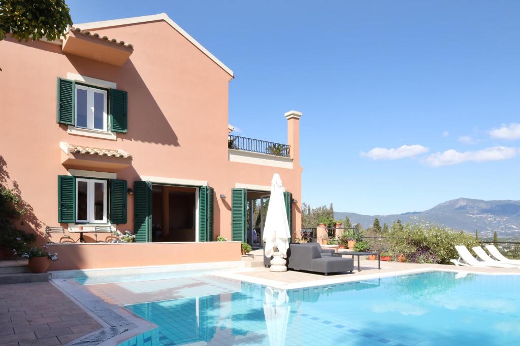 康托卡利Casa T with amazing views in Corfu的一座带游泳池和房子的别墅