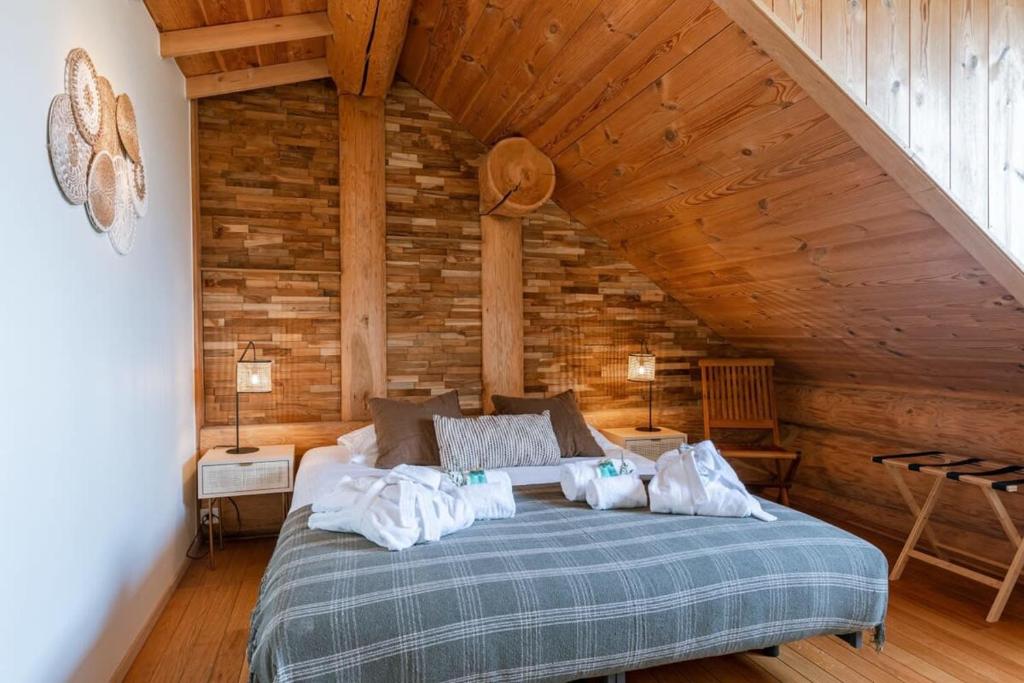 ZottegemBeautiful log home with stunning views的一间卧室配有带毛巾的床
