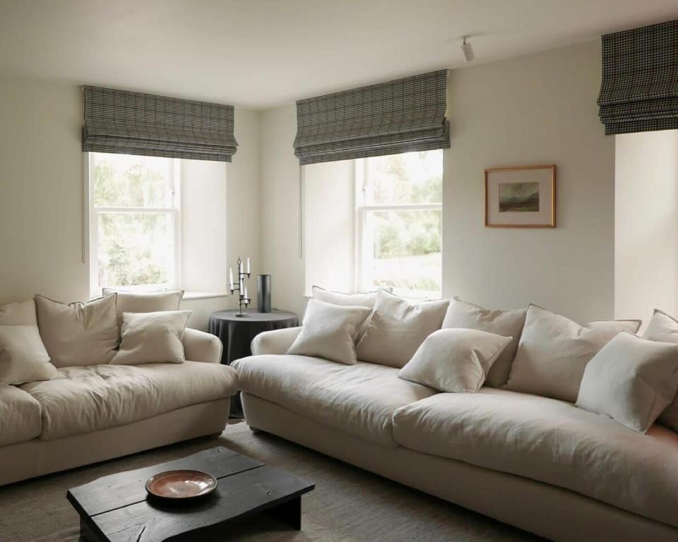 巴拉特Oldschool - Exclusive house surrounded by a dyke的客厅配有白色沙发和2扇窗户。