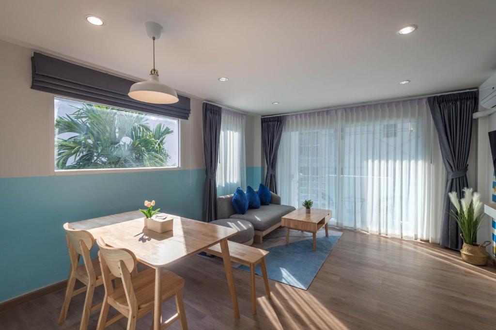 奥南海滩Otter House Aonang Soi 13的客厅配有桌子和沙发