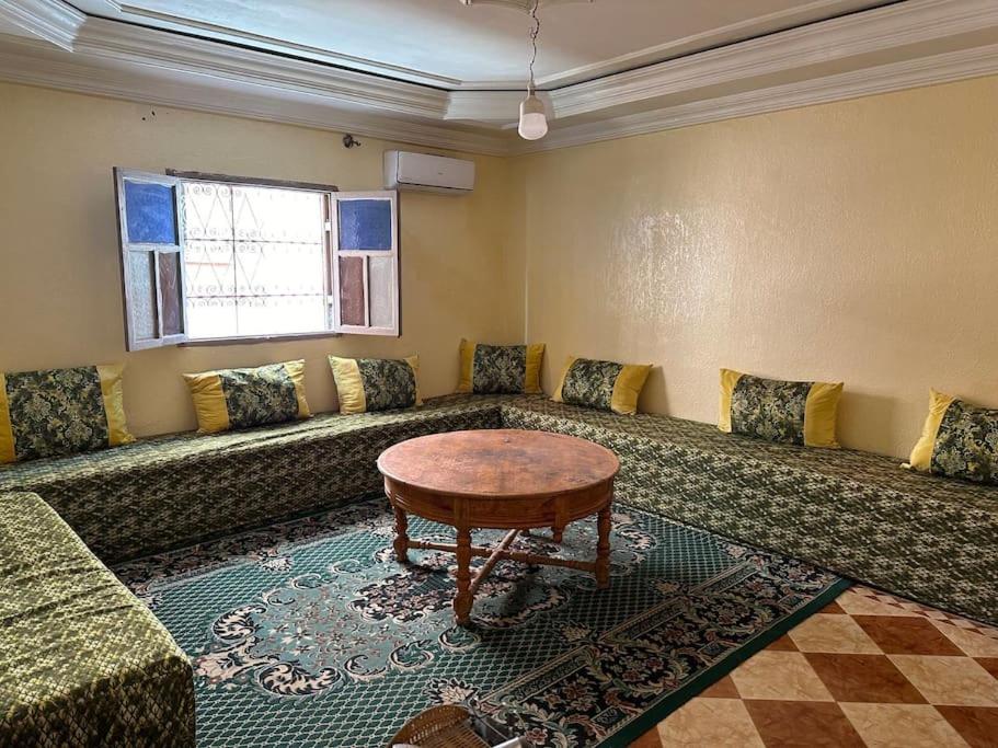 马拉喀什Appartement à côté de l'aéroport的客厅配有沙发和桌子
