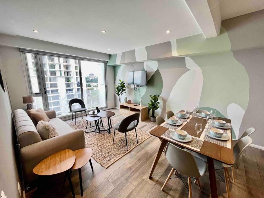 危地马拉UaJemet - Modern 3 Bedroom apartment的客厅配有沙发和桌子