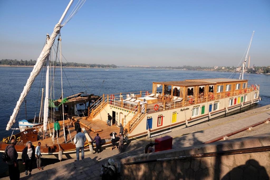 卢克索Dahabiya Elephantine Every Monday from Esna to Aswan 4 Nights, Every Friday from Aswan to Esna 3 Nights的一群人站在水面上的船上