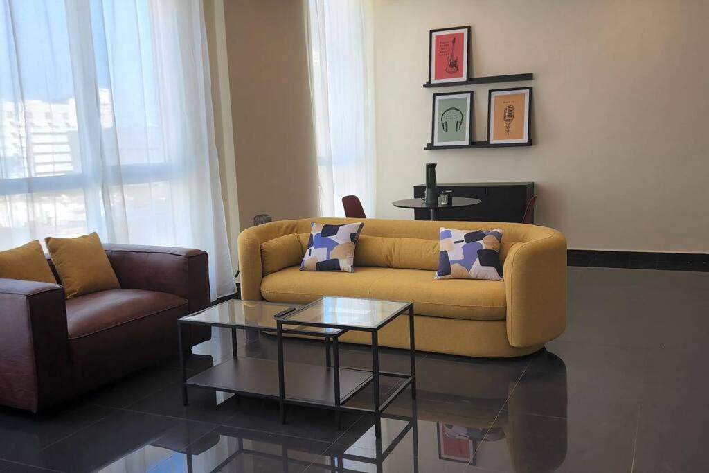 科威特Smart Stay Salmiya apartment的带沙发和咖啡桌的客厅
