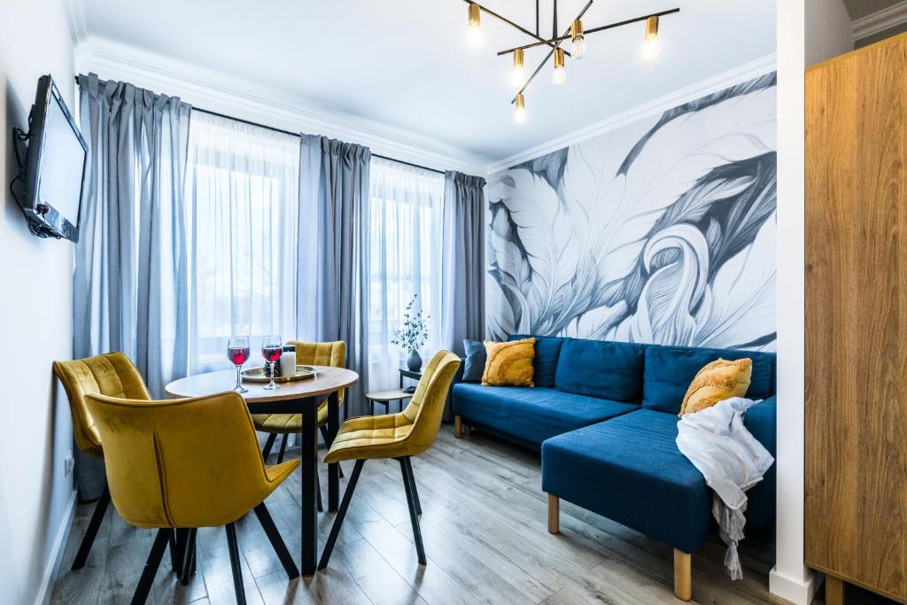扎科帕内Apartamenty Krupówki 48B的客厅配有蓝色的沙发和桌子