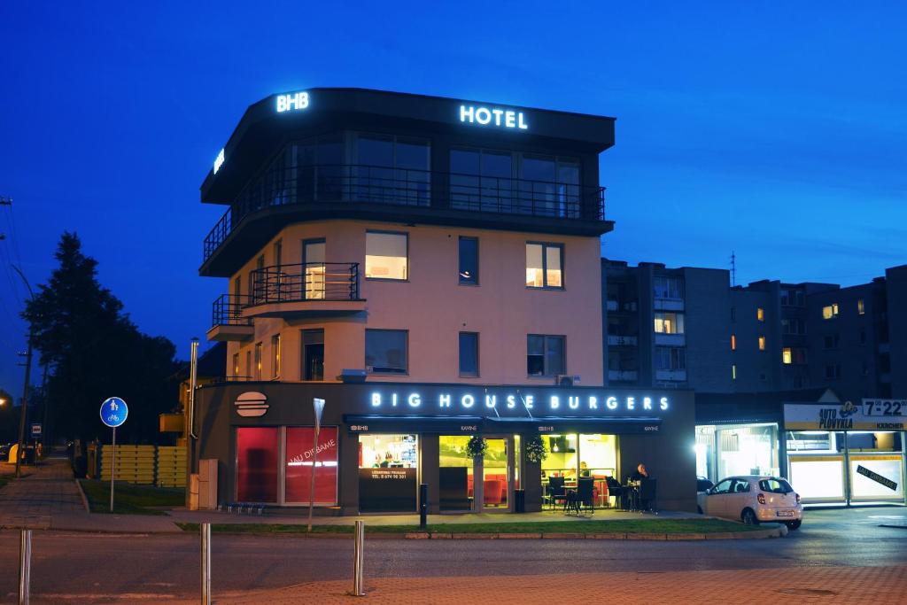 马里扬泊列BHB Hotel的一座建筑的顶部有酒店
