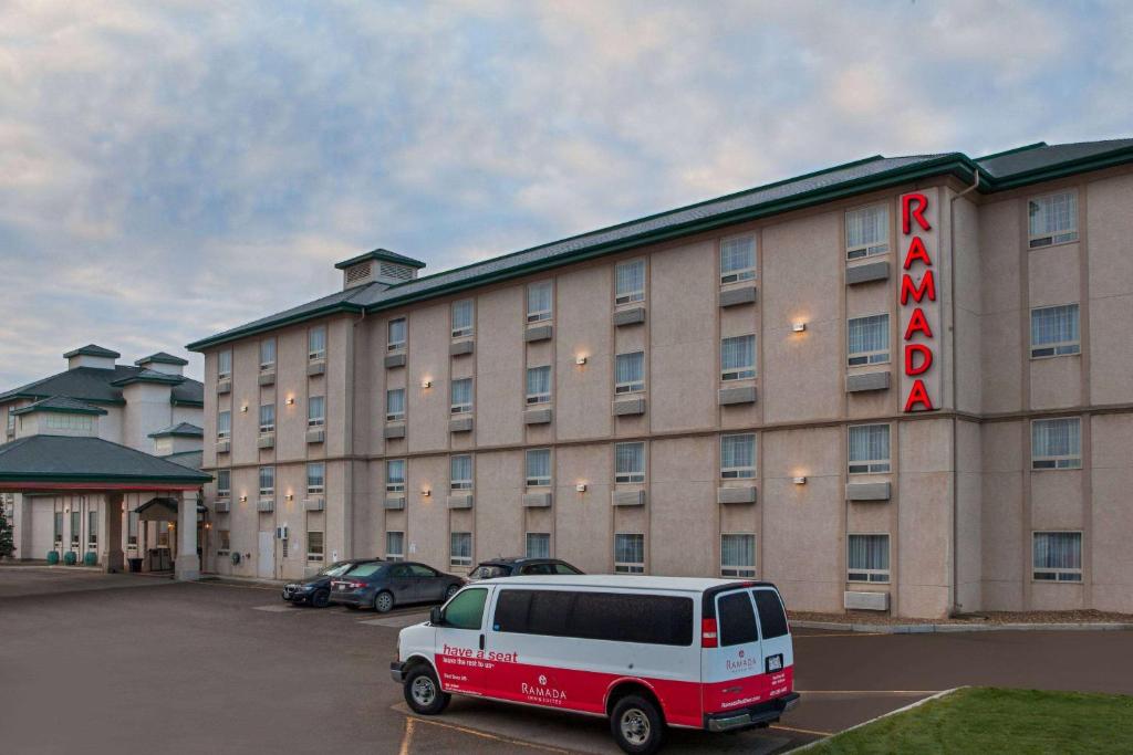 雷德迪尔华美达马鹿旅馆及套房的停在酒店前停车场的货车