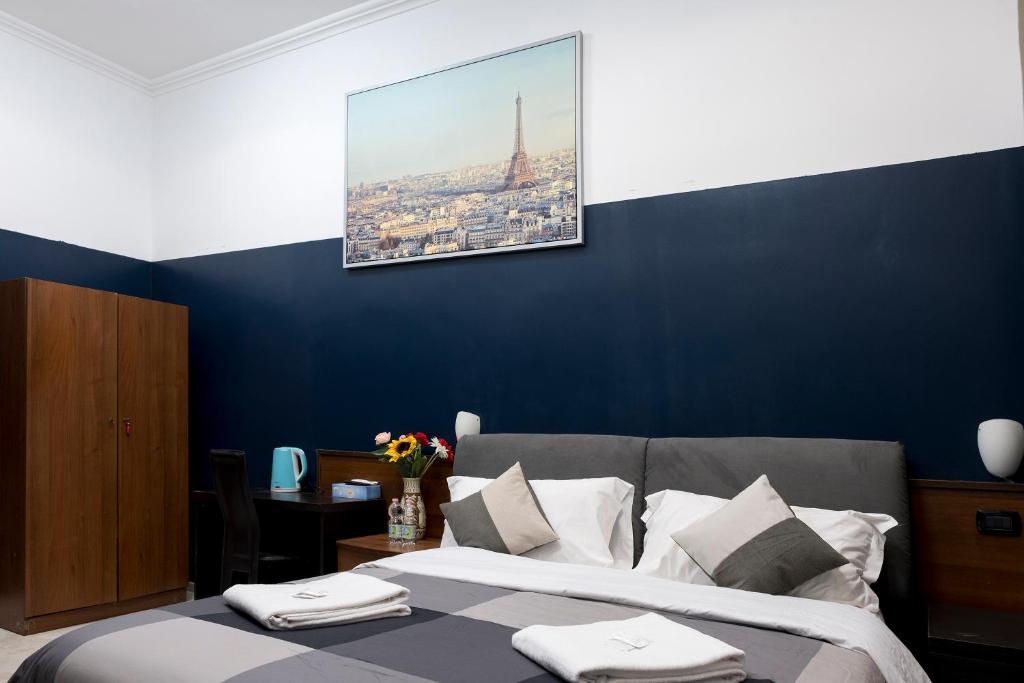 罗马STELLA GUEST HOUSE O AFFITTACAMERE的一间卧室配有一张蓝色墙壁的床