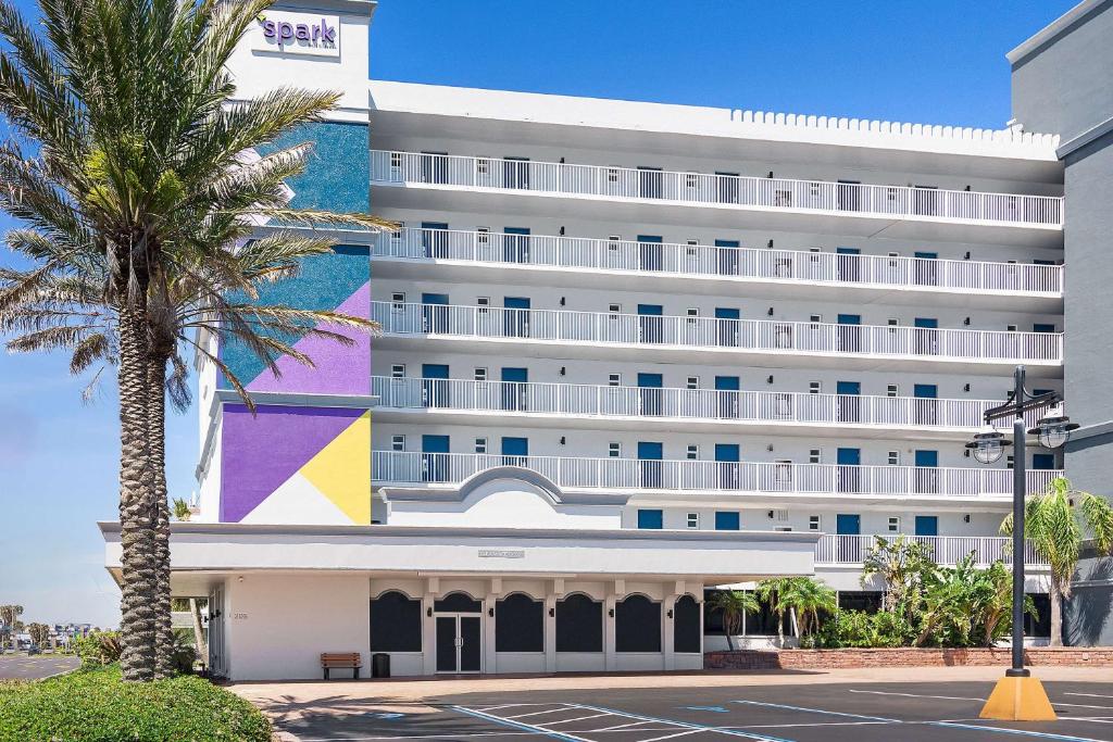 奥蒙德海滩Spark by Hilton Ormond Beach Oceanfront的前面有棕榈树的酒店