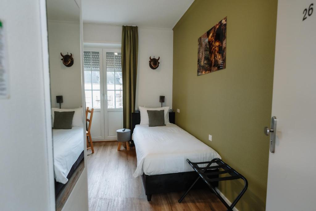 贝尔多夫小径旅馆自然及运动酒店的小房间设有两张床和镜子
