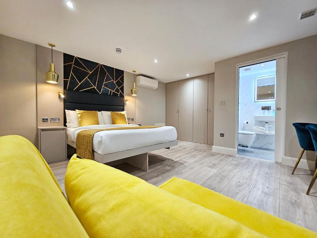 伦敦NOX Hyde Park的酒店客房带两张床和一间浴室