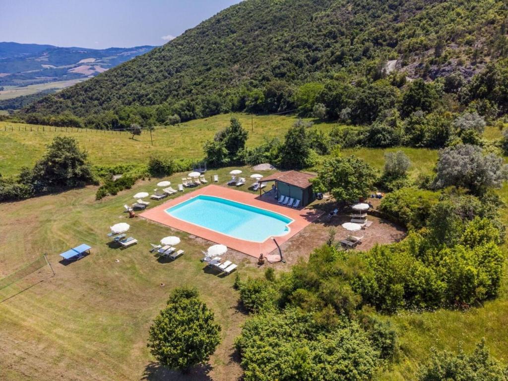 Montecastelli彻尔巴约拉村酒店的享有山丘上游泳池的空中景致