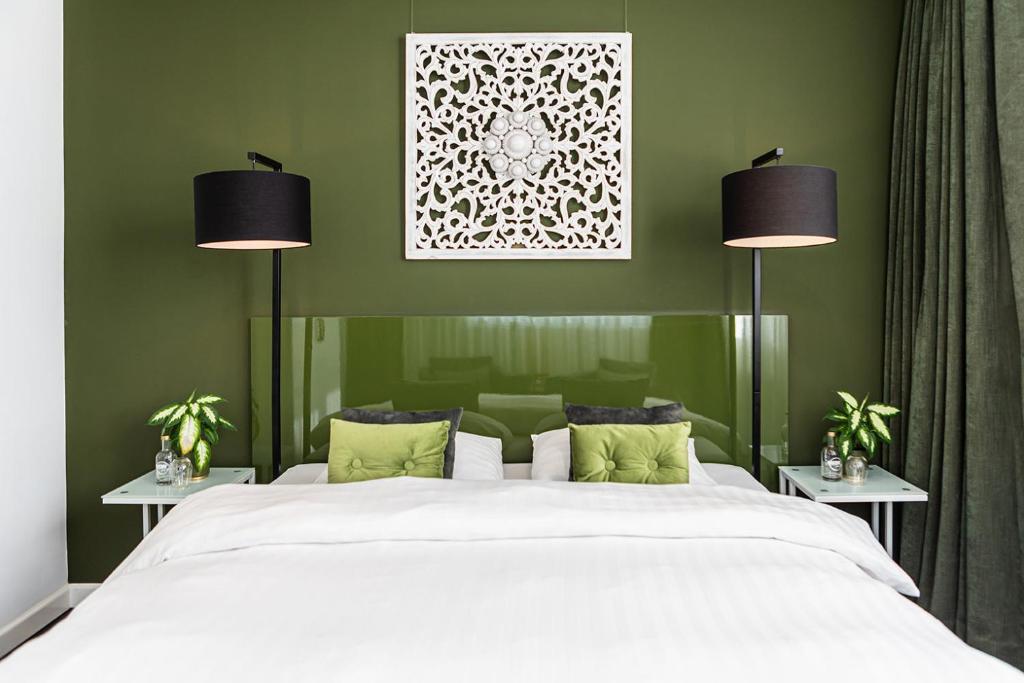 济里克泽Pension Montmaertre的一间卧室配有一张带两盏灯的大型白色床。