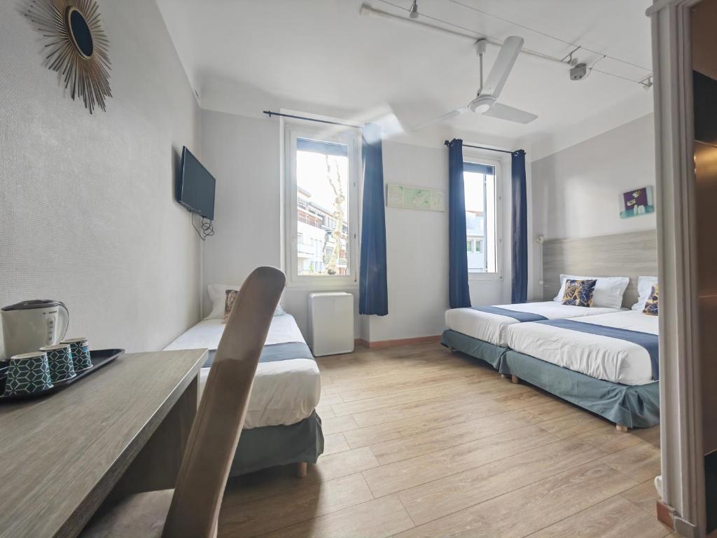 拉西约塔薰衣草酒店的客房设有两张床、一张书桌和两个窗户。