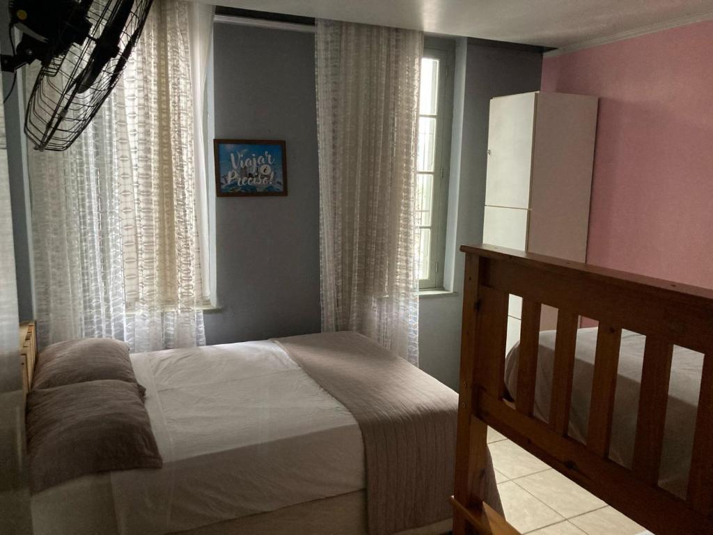 阿雷格里港Hostel do Lucca的一间卧室设有一张床和一个窗口