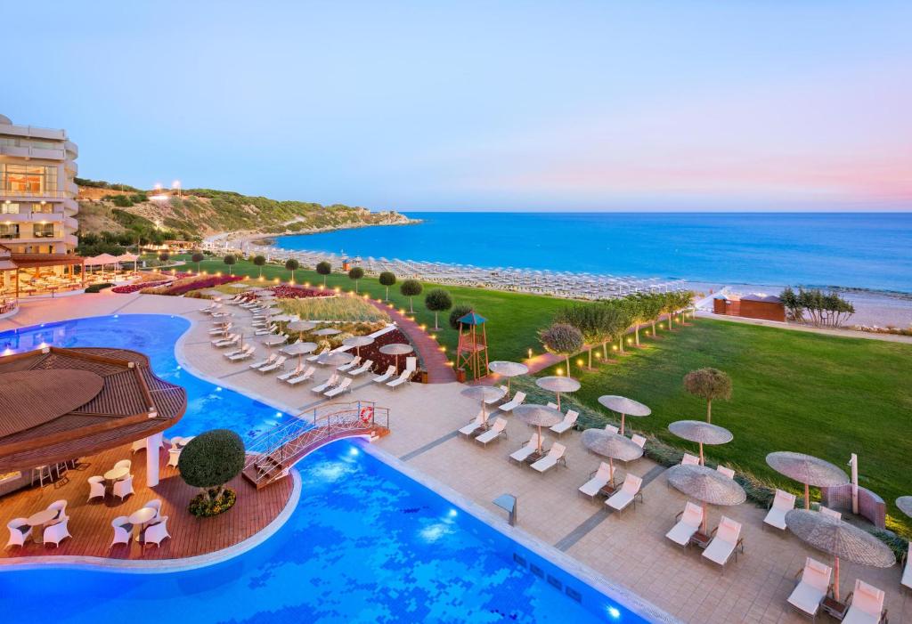 法里拉基净土Spa度假酒店的享有带游泳池和海洋的度假村的空中景致