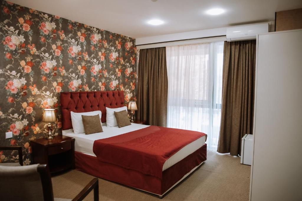 巴库Address Boutique Hotel Baku的酒店客房设有床和窗户。