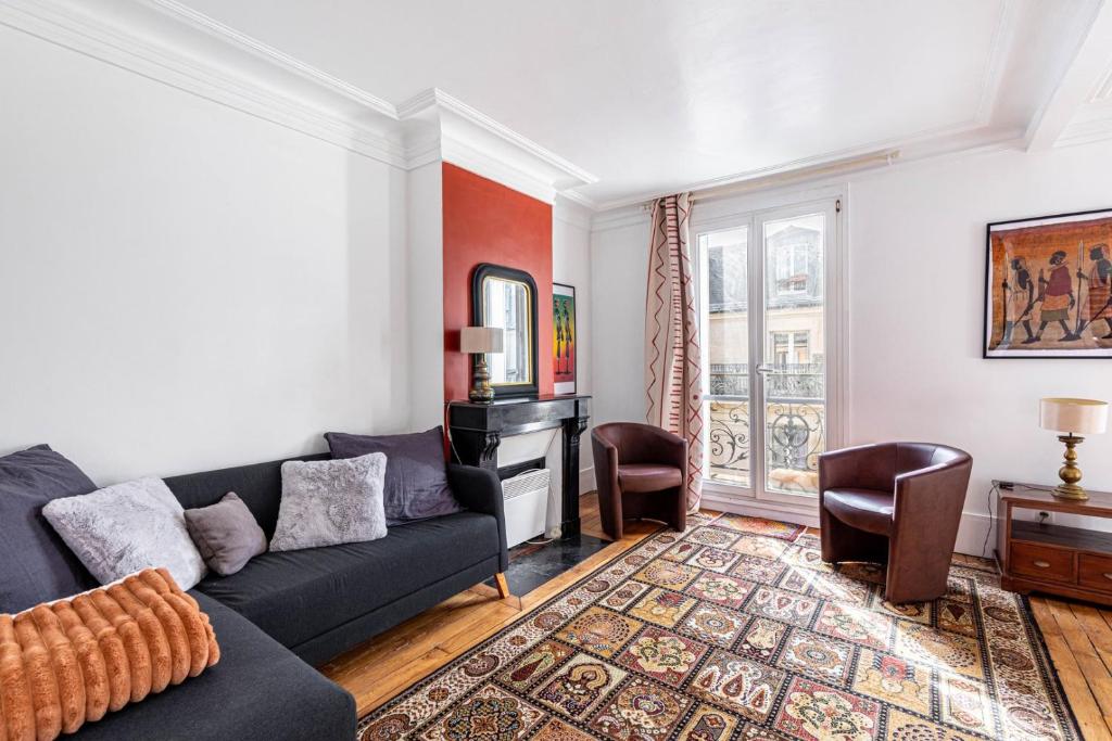 巴黎GuestReady - Luxury Living near Panthéon的客厅配有沙发和桌子