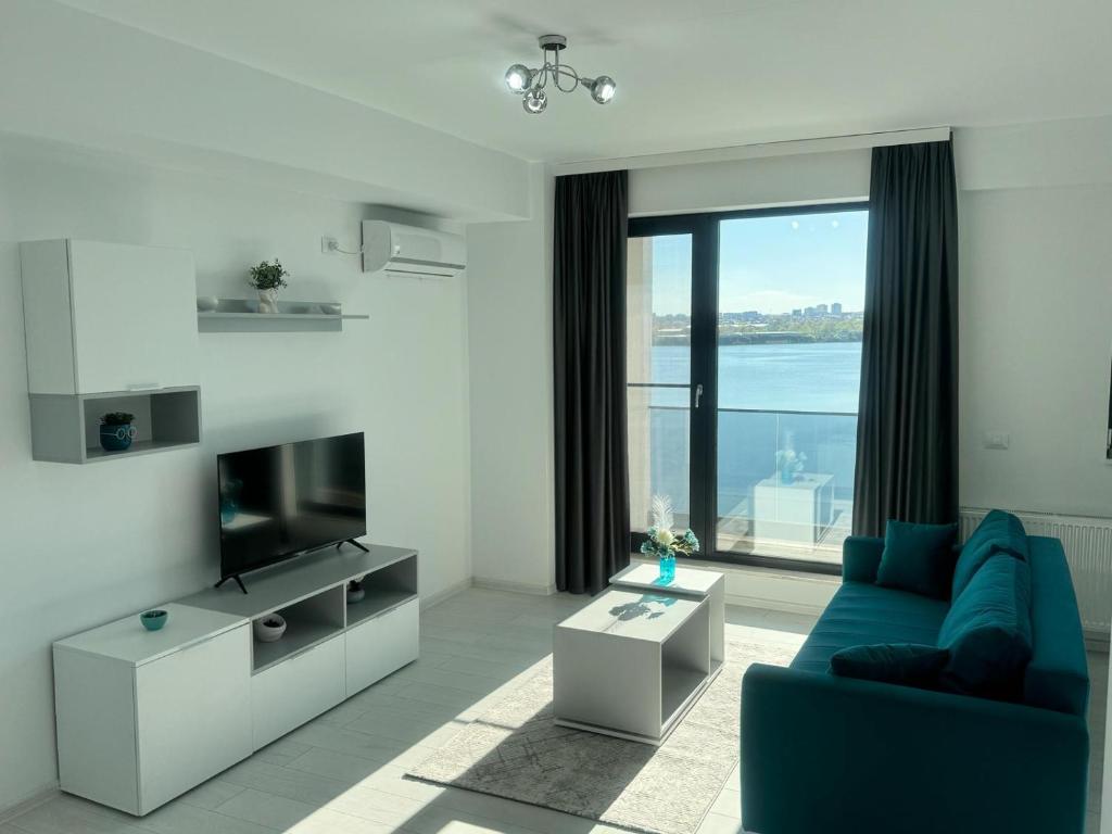 马马亚Apartments in Solid House Mamaia的客厅配有蓝色的沙发和电视