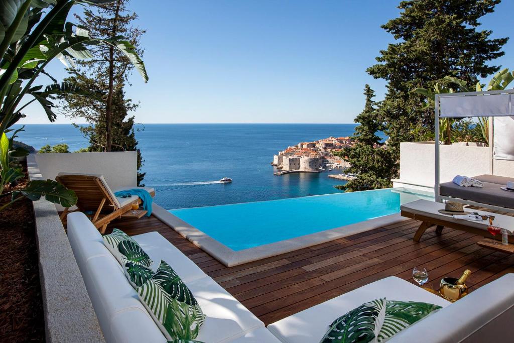 杜布罗夫尼克Dubrovnik luxury apartments的一个带游泳池和海洋的庭院