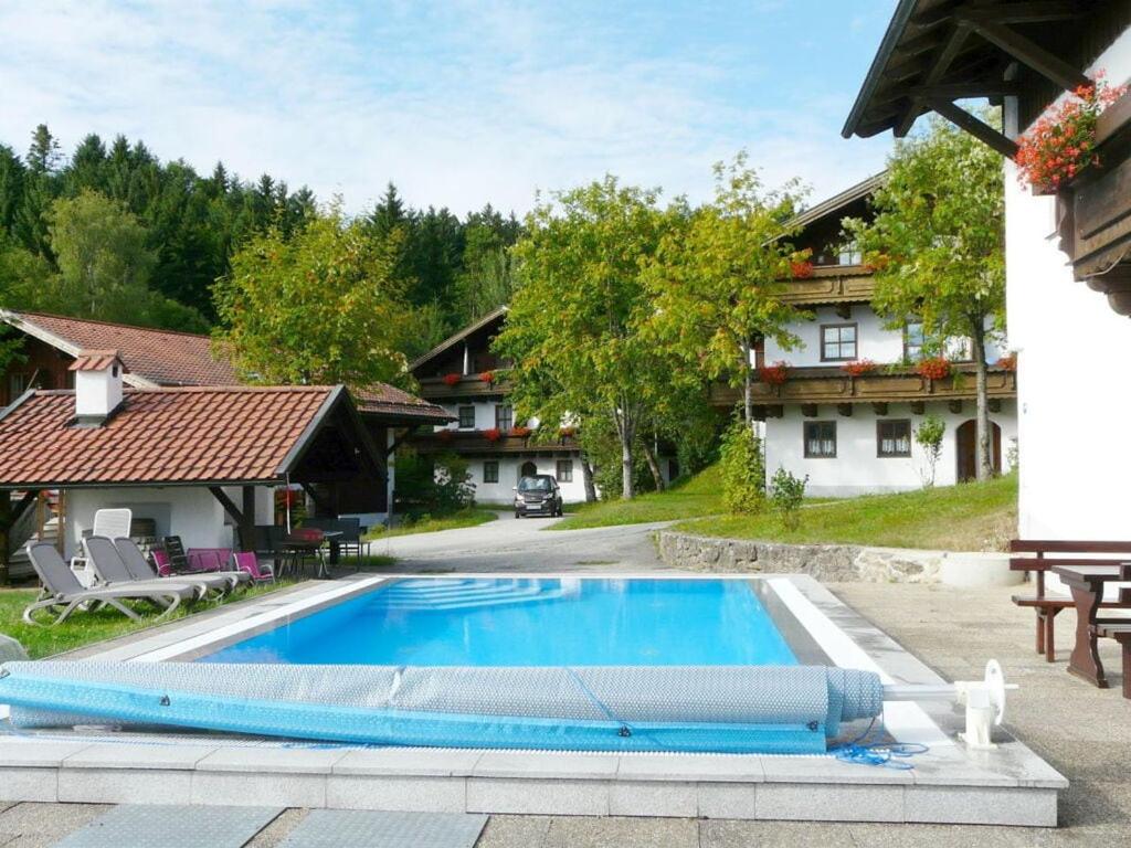 FreudenseeHauzenberg App 303的房屋前的游泳池