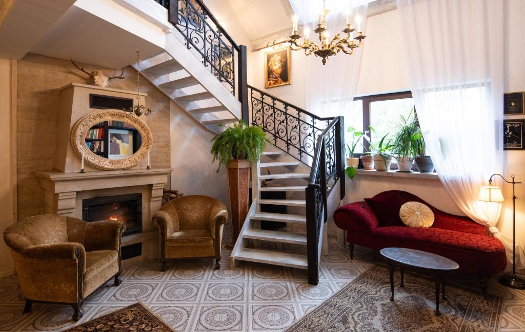 库雷萨雷Vinoteegi Residents的一间带楼梯和壁炉的客厅