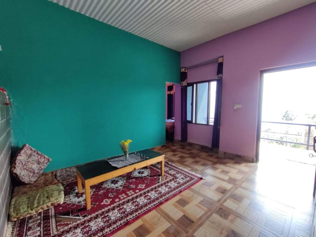 阿尔莫拉Bhanu Village House的客厅拥有绿色和紫色的墙壁