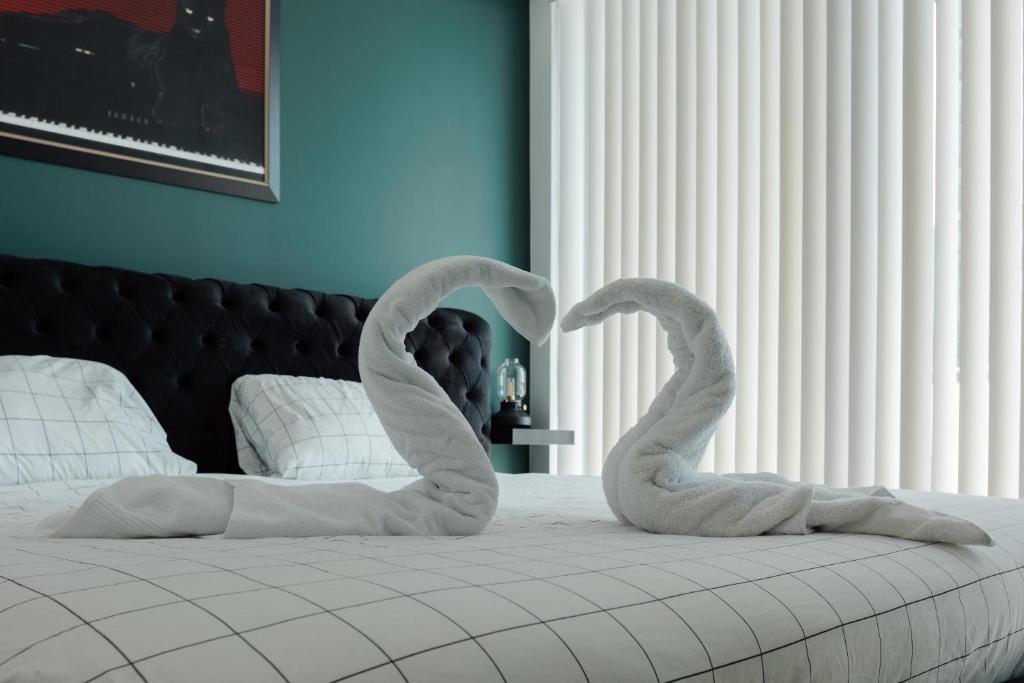 多伦多Luxury Condo w/Fascinating View&Free Parking的床上的两条天鹅形毛巾