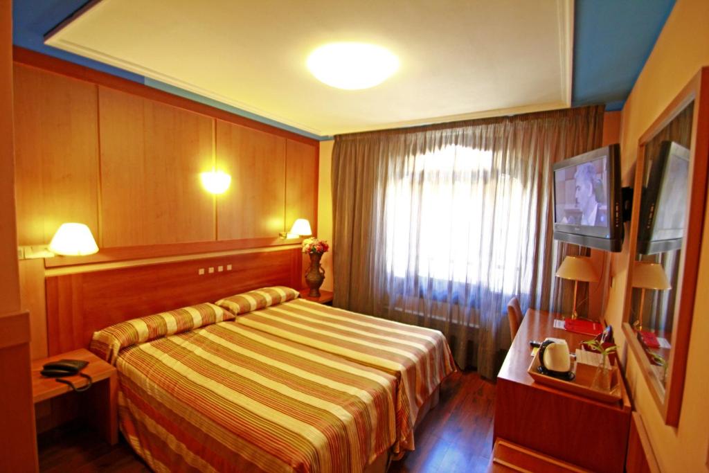萨拉戈萨巴黎中心酒店的酒店客房设有床和窗户。