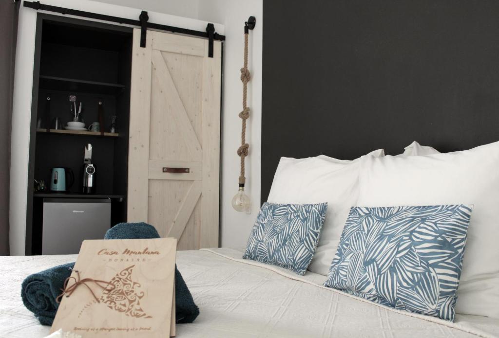 克拉伦代克Casa Mantana Bonaire的一间卧室,配有一张带标志的床