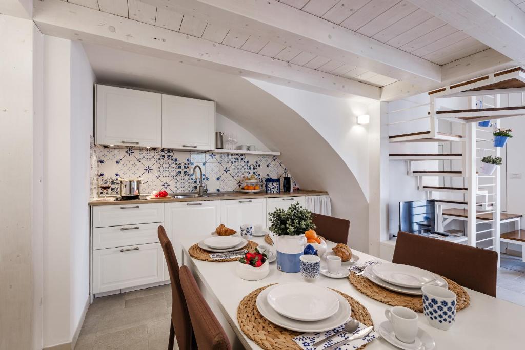 滨海波利尼亚诺Oltremare的厨房以及带桌椅的用餐室。