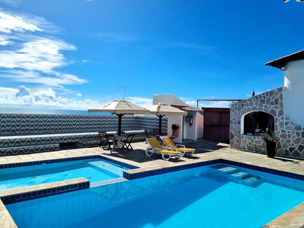 纳塔尔Santorini Praia Hotel的海景游泳池