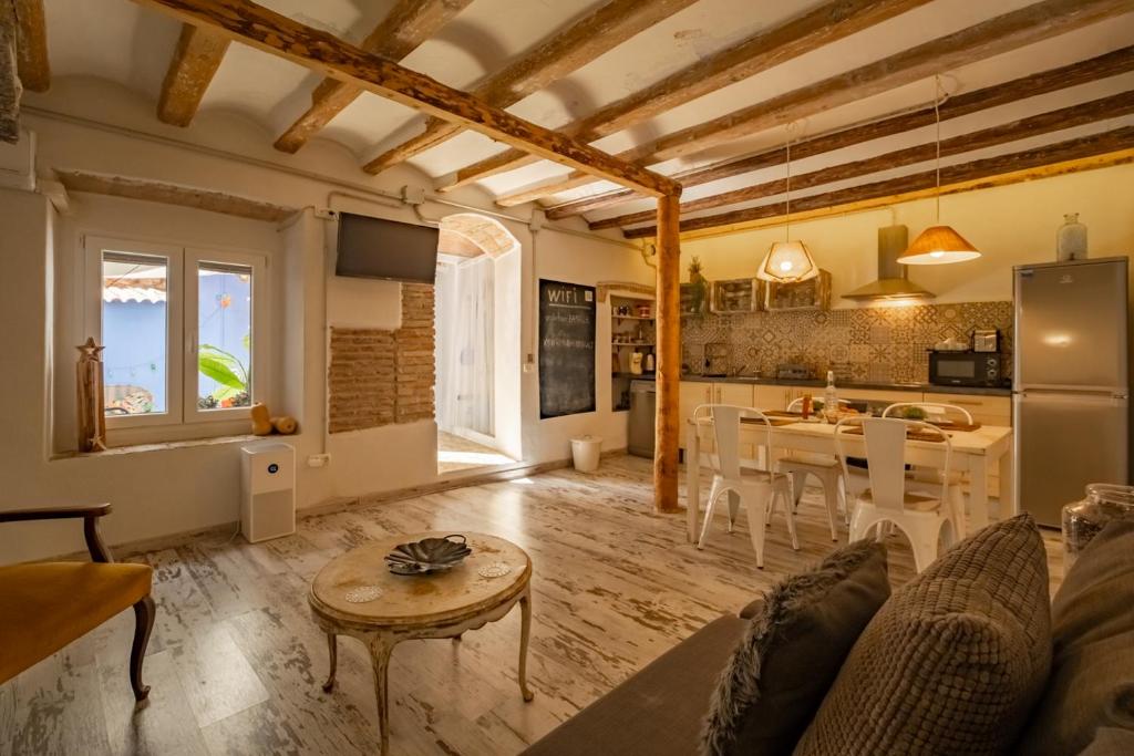 塔拉戈纳Apartamento en el corazón de Tarragona. Planta baja con patio.的一间带桌子的客厅和一间厨房