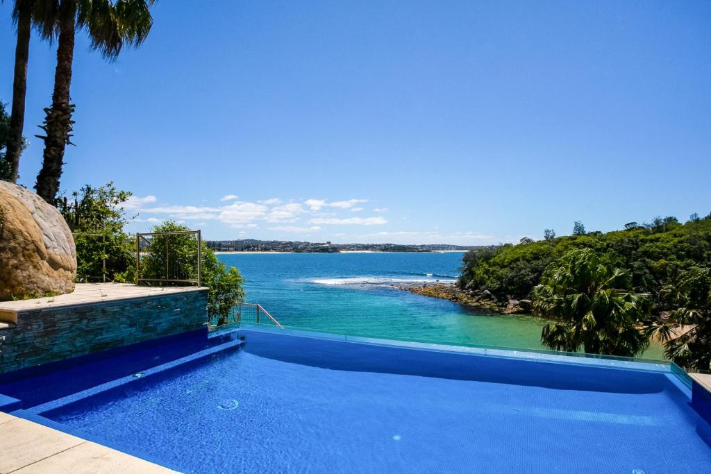 悉尼Bower House的享有水体景致的游泳池