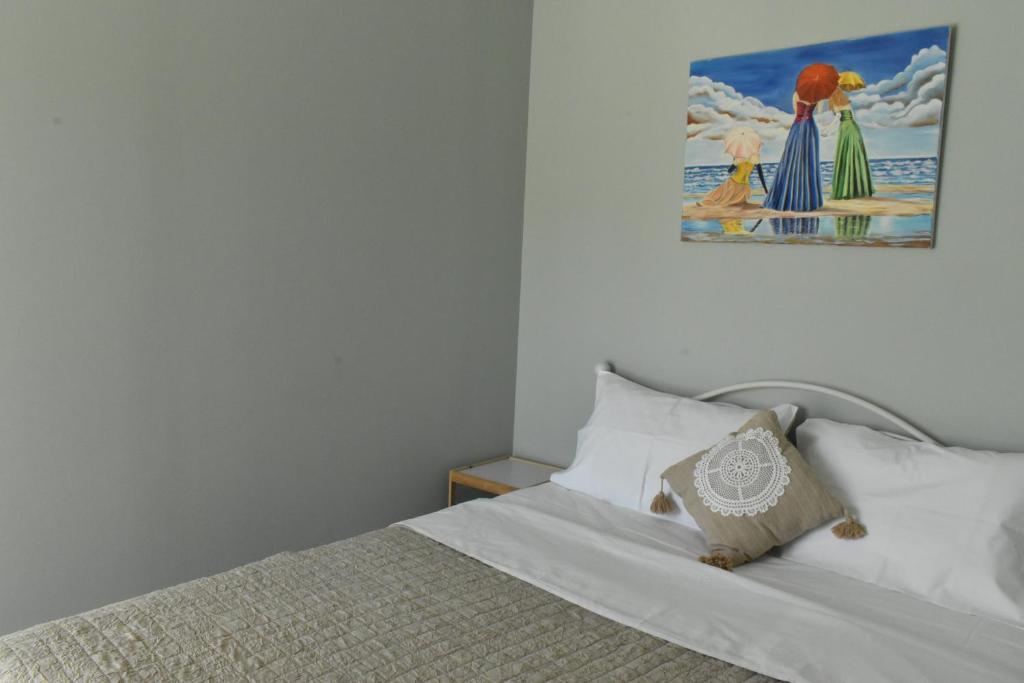 卡瓦拉Natalia guest house的卧室配有一张挂在墙上的床铺