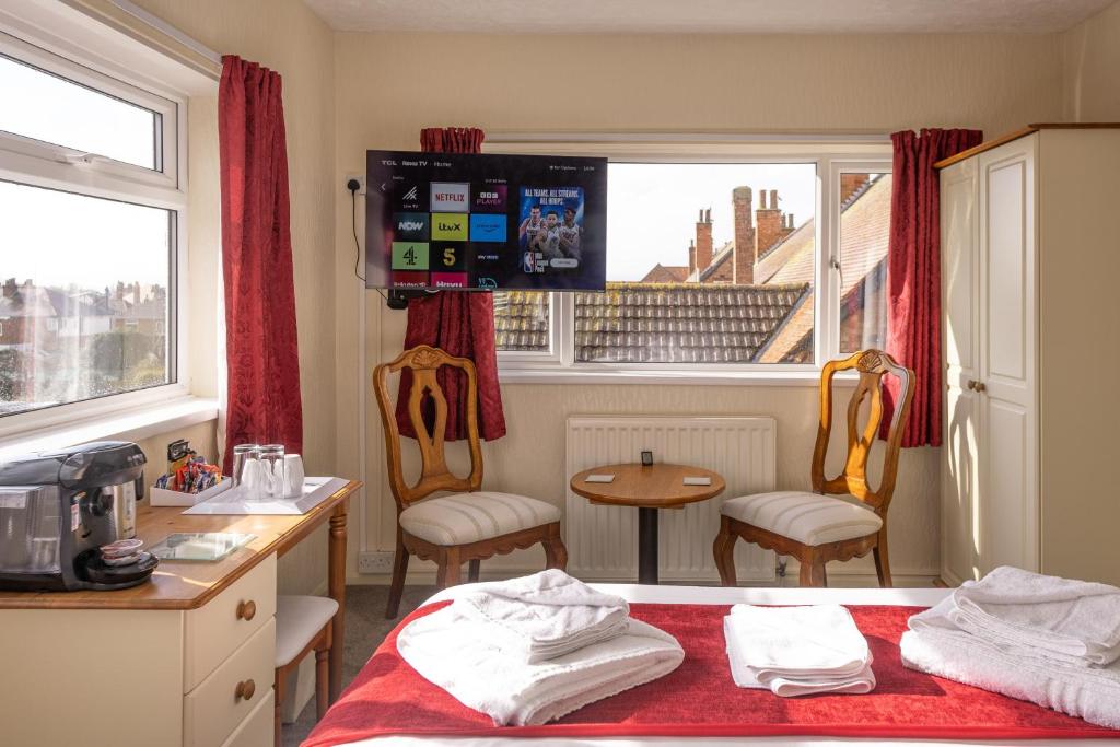 斯凯格内斯The Kildare的客房设有床、桌子和窗户。