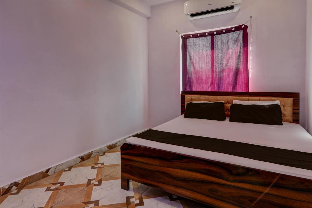戈勒克布尔OYO Flagship Pragati Resort Marriage Hall & Restaurant的一间卧室设有一张大床和窗户