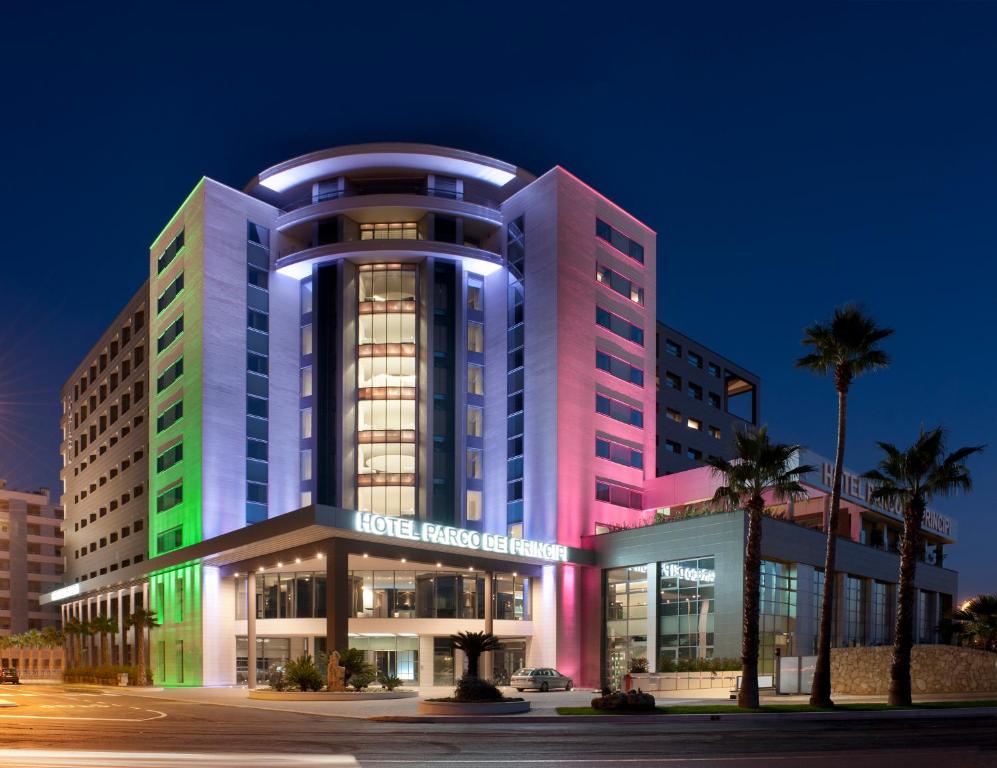 巴里普林西皮公园、会议及温泉酒店的一座晚上亮着五颜六色灯光的建筑