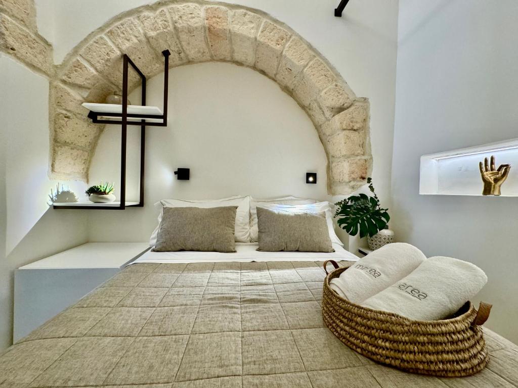 纳尔多I Granai - Marea Collection的一间设有床和椅子的房间