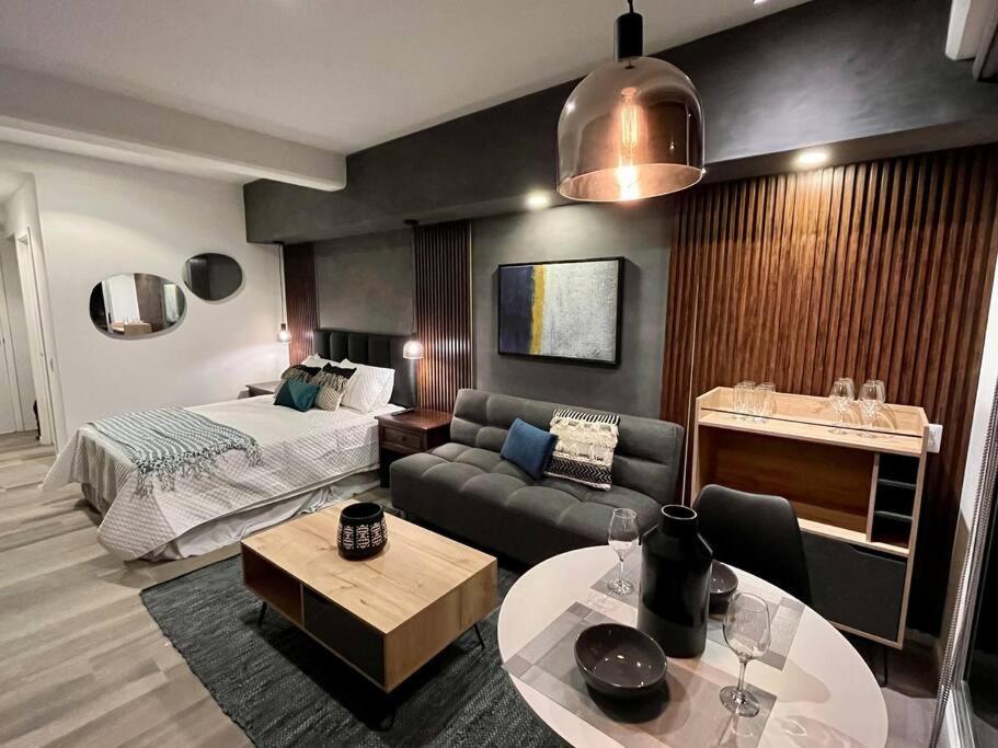 危地马拉Medju - Elegant Apartment的客厅配有床和沙发