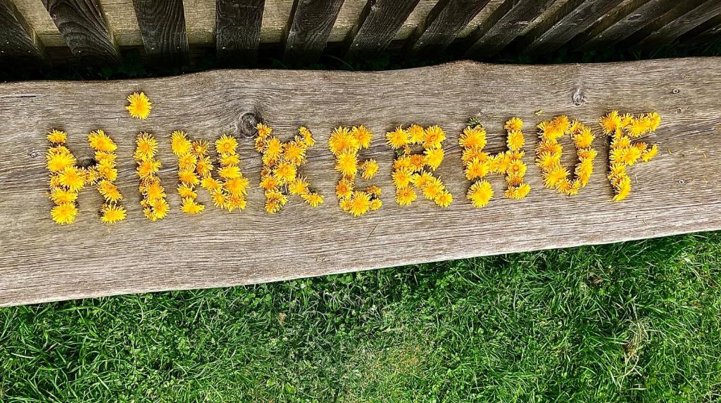 斯拉德明Hinkerhof的木板凳上写着新年快乐的标志