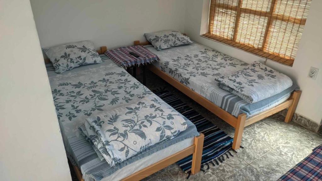 索科矿泉村Soba Soko的带窗户的客房内设有两张单人床。