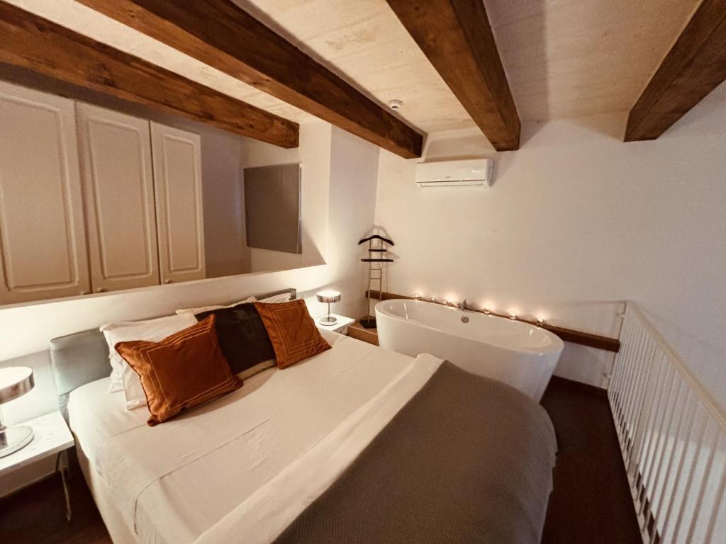 比尔古Casa Cara的一间卧室配有一张床和浴缸