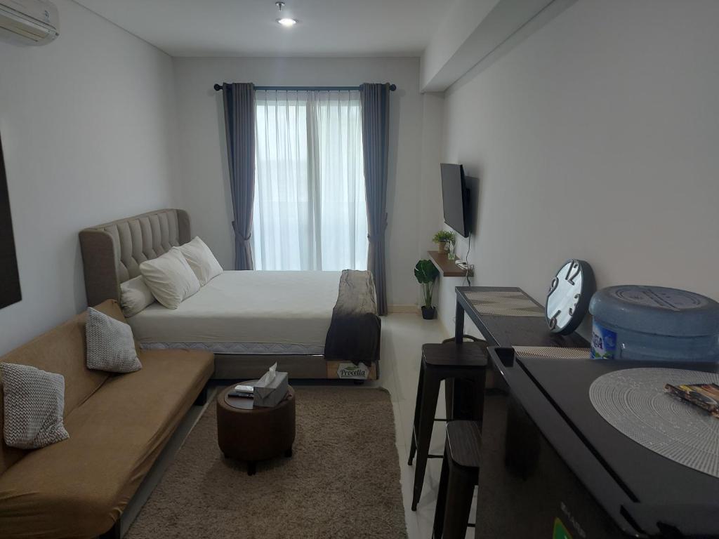 Klandasan KecilComfy Studio with City View @BorneoBay Residence的小房间设有床和沙发