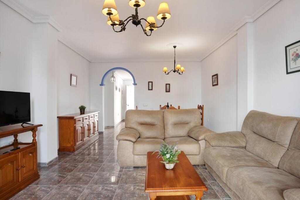 科尼尔-德拉弗龙特拉Aptº ATALAYA , junto a la Playa的客厅配有两张沙发和一台电视机