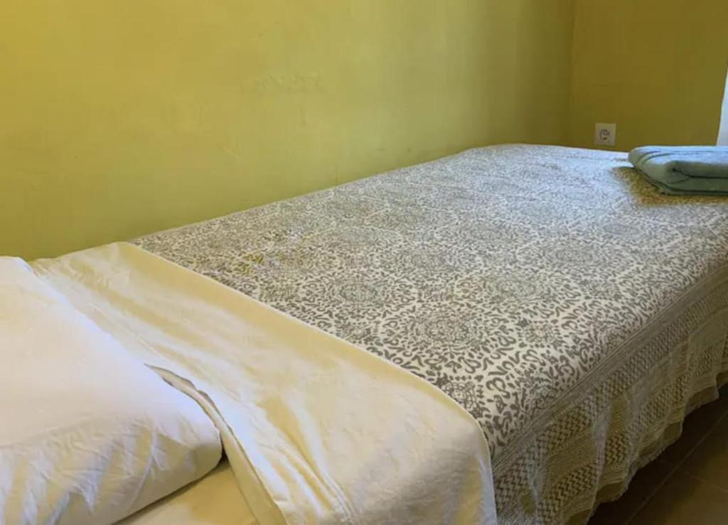 Vilella AltaCal Millo的一间卧室配有一张带白色床罩的床
