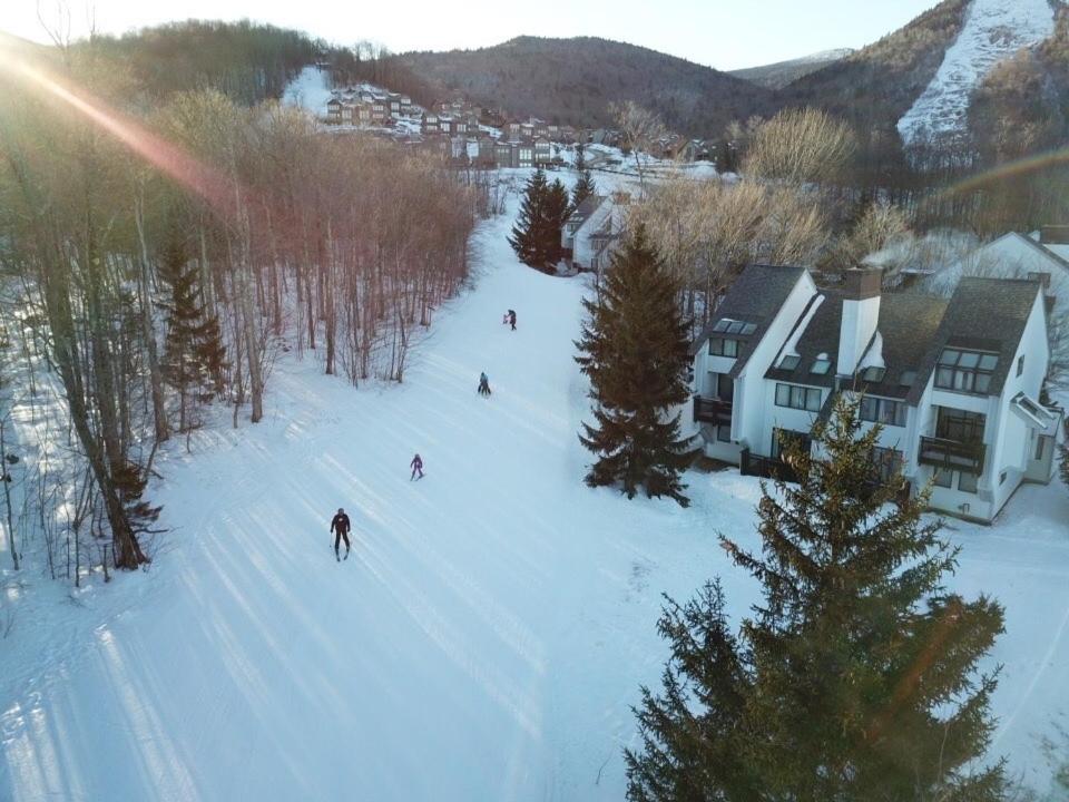 基灵顿Sunrise Mountain Village的一群人沿着雪覆盖的斜坡滑雪