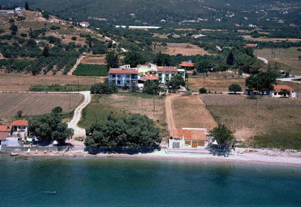 毕达哥利翁Oceanida Bay Hotel的水面上岛上房屋的空中景观